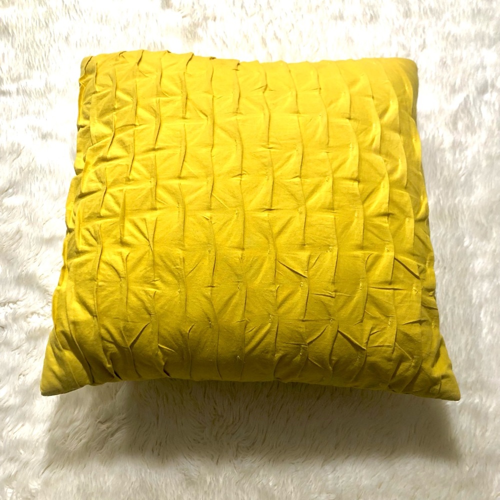 Throw pillow - Picture 2 of 5